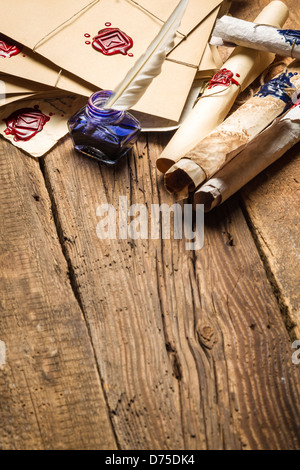 Alten Rollen Papier und blauer Tinte in das Tintenfass als Vintage-Hintergrund Stockfoto