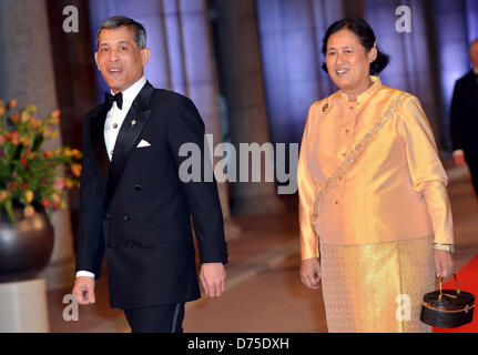 Thailands Princess Maha Chakri Sirindhorn (R) und thailändische Kronprinz Maha Vajiralongkorn kommen für ein Dinner anlässlich der Abdankung der niederländischen Königin Beatrix und die Einsetzung der Prinz Willem Alexander als König, 29. April 2013, im Rijksmuseum in Amsterdam, Niederlande. Foto: Britta Pedersen/dpa Stockfoto