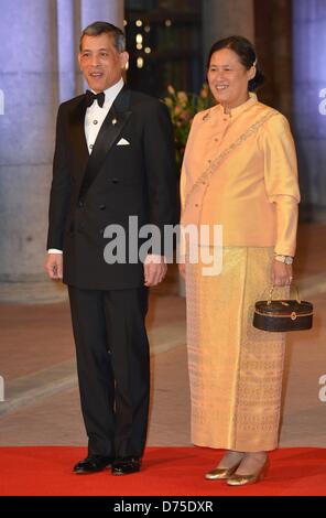 Thailands Princess Maha Chakri Sirindhorn (R) und thailändische Kronprinz Maha Vajiralongkorn kommen für ein Dinner anlässlich der Abdankung der niederländischen Königin Beatrix und die Einsetzung der Prinz Willem Alexander als König, 29. April 2013, im Rijksmuseum in Amsterdam, Niederlande. Foto: Britta Pedersen/dpa Stockfoto