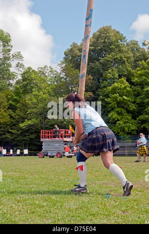 Frau darstellende Caber toss während der schottischen Highland games Stockfoto