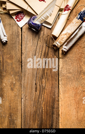 Alten Rollen Papier, Gläser und blaue Tinte in das Tintenfass als Vintage-Hintergrund Stockfoto