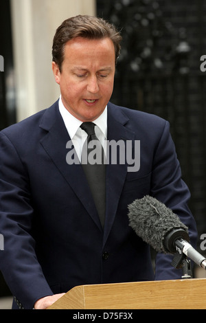 Der britische Premierminister David Cameron spricht die Medien ausserhalb 10 Downing Street nach einer vierten Nacht der Gewalt in Stockfoto
