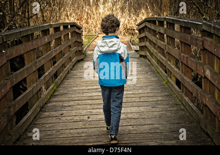 5 Jahre alter Junge, Wandern am See Scriber, Lynnwood, Washington, USA Stockfoto