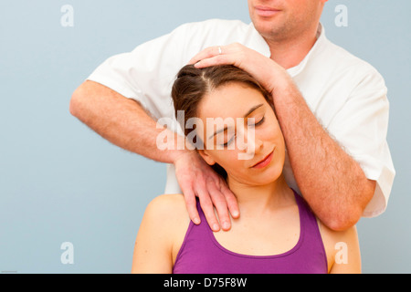 Strukturelle Osteopathie Sitzung in eine Frau Nackenschmerzen leidet. Stockfoto