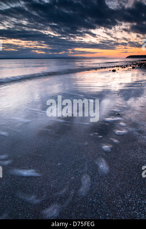 Sonnenuntergang über dem Puget Sound im Picnic Point County Park, Snohomish County, Washington, USA Stockfoto