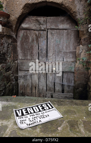 Torre Alfina, Italien, Schild für Verkauf-vor einer verschlossenen Tür Stockfoto