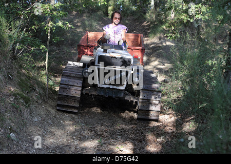 Lago di Bolsena, Italien, Mann ein Lamborghini Mini-Raupe durch den Wald unterwegs Stockfoto