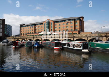 Das Best Western Plus Hotel, ehemals Hilton Hotel im Sheffield Canal Basin mit Victoria Quays Canal Kai England UK, Narrow Boats Stockfoto