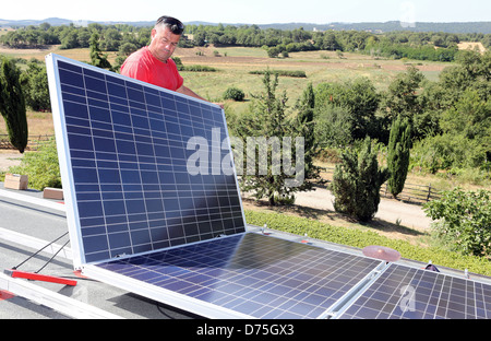 Torre Alfina, Italien, Installation einer Solaranlage auf dem Dach eines Einfamilienhauses Stockfoto