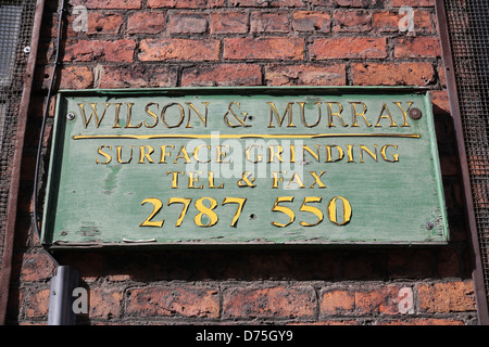 Altes Fabrikschild auf einem verlassenen ehemaligen Industriebau in der Nähe von Kelham Island Sheffield England Großbritannien hat Werke stillgelegt Stockfoto