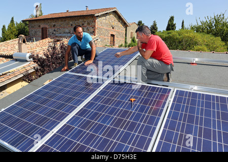 Torre Alfina, Italien, Installation einer Solaranlage auf dem Dach eines Einfamilienhauses Stockfoto