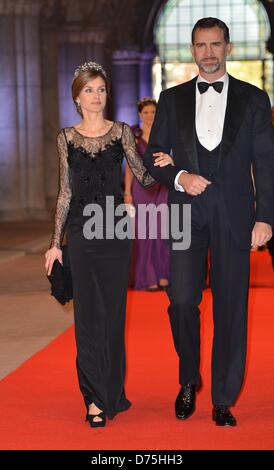 Prinzessin Letizia von Spanien und Prinz Felipe kommen für die Königin Abendessen im Rijksmuseum in Amsterdam, die Niederlande, 29. April 2013. Das Abendessen wird im Museum auf Einladung von ihrer Majestät der Königin anlässlich der königlichen Abdankung und Investitur stattfinden. Foto: Britta Pedersen/dpa Stockfoto