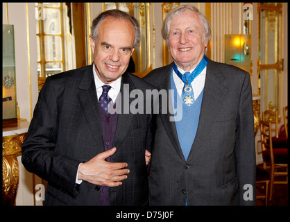 Französische Kulturminister Frédéric Mitterrand und Claude Rich bei einer Zeremonie zu Ehren Schauspieler Claude Rich, Michel Duchaussoy, Stockfoto