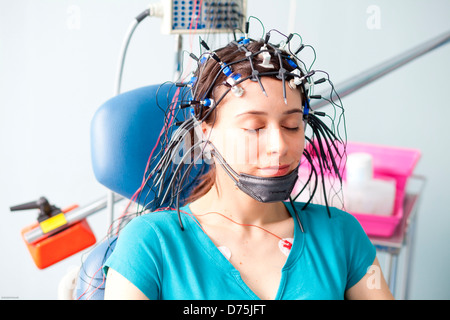 Frau in einem Elektroenzephalogramm (EEG). Krankenhaus von Limoges, Frankreich. Stockfoto