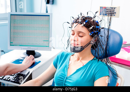 Frau in einem Elektroenzephalogramm (EEG). Krankenhaus von Limoges, Frankreich. Stockfoto