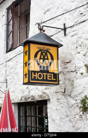 alten AA 3-Sterne Hotel Zeichen in gelb und schwarz vor einem Gasthaus Stockfoto