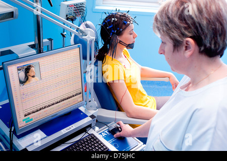 Frau in einem Elektroenzephalogramm (EEG). Krankenhaus von Limoges, Frankreich. Stockfoto