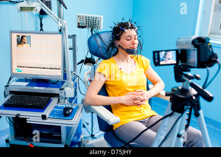 Frau in einem Elektroenzephalogramm (EEG). Krankenhaus von Limoges, Frankreich. Stockfoto