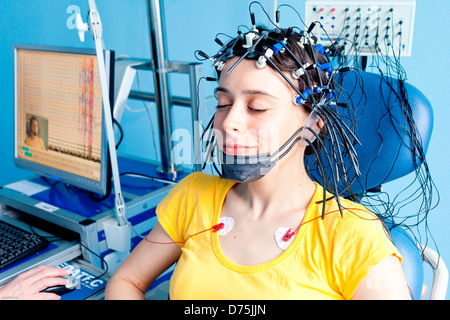 Frau in einem Elektroenzephalogramm (EEG). Krankenhaus von Limoges, Frankreich. Stockfoto