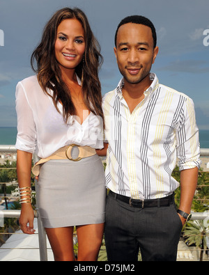ENGAGIERTE Legende Soul-Sänger JOHN LEGEND machte diese Weihnachten eins zu erinnern, indem er vorschlägt, seine Model-Freundin. Der Stern Stockfoto