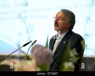 Berlin, Deutschland. 29. April 2013. Internationale Experten diskutieren über aktuelle und zukünftige Fragestellungen im Rahmen des wissenschaftlichen Symposiums auf "Verwaltung von großen Datenmengen Korpora" bei der Generalversammlung der alle europäischen Akademien im April 2013 in Berlin. Bundesministerin für Bildung und Forschung Johanna Wanka hält einen Gruß an der Berlin-Brandenburgischen Akademie der Wissenschaften. Bild: Prof. Günter Stock, Präsident der ALLEA, geben eine Begrüßungsrede. Stockfoto