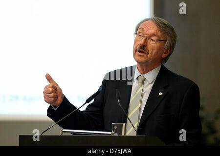 Berlin, Deutschland. 29. April 2013. Internationale Experten diskutieren über aktuelle und zukünftige Fragestellungen im Rahmen des wissenschaftlichen Symposiums auf "Verwaltung von großen Datenmengen Korpora" bei der Generalversammlung der alle europäischen Akademien im April 2013 in Berlin. Bundesministerin für Bildung und Forschung Johanna Wanka hält einen Gruß an der Berlin-Brandenburgischen Akademie der Wissenschaften. Bild: Prof. Günter Stock, Präsident der ALLEA, geben eine Begrüßungsrede. Stockfoto