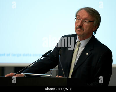 Berlin, Deutschland. 29. April 2013. Internationale Experten diskutieren über aktuelle und zukünftige Fragestellungen im Rahmen des wissenschaftlichen Symposiums auf "Verwaltung von großen Datenmengen Korpora" bei der Generalversammlung der alle europäischen Akademien im April 2013 in Berlin. Bundesministerin für Bildung und Forschung Johanna Wanka hält einen Gruß an der Berlin-Brandenburgischen Akademie der Wissenschaften. Bild: Prof. Günter Stock, Präsident der ALLEA, geben eine Begrüßungsrede. Stockfoto