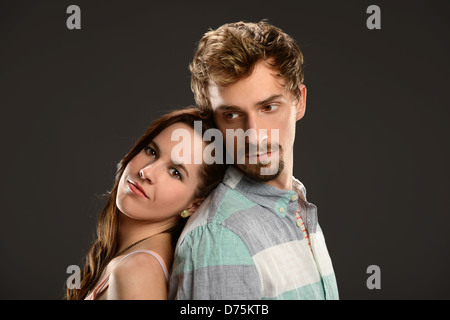 Porträt des jungen Paares auf neutralem Hintergrund Stockfoto