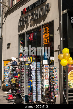 Souvenirs wird auf Bürgersteig im Souvenirshop, NYC Stockfoto