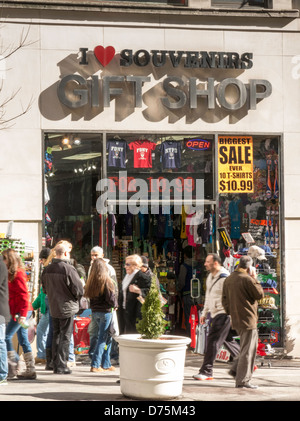 Bürgersteig-Verkehr vor ich liebe NY Souvenir-Shop, NYC Stockfoto