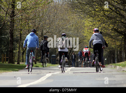 Gruppe junger Freunde auf ihren Fahrrädern auf einem breiten Radweg in Swansea am Meer entlang Stockfoto