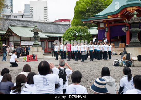 Herzogss Spaziergang treffen im Hie Jinja Tempel, Tokio, Mai 2011 Stockfoto