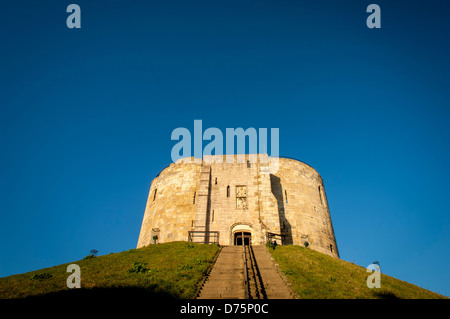 Treppen zum Clifford's Tower in York. Vor einem wolkenlosen blauen Himmel. York. VEREINIGTES KÖNIGREICH. Stockfoto