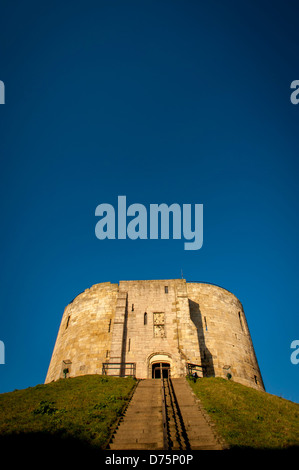 Treppen zum Clifford's Tower in York. Vor einem wolkenlosen blauen Himmel. York. VEREINIGTES KÖNIGREICH. Stockfoto