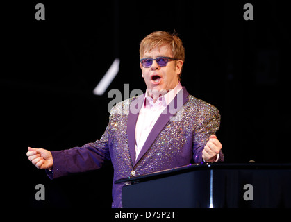 Englischer Musiker Sir Elton John führt während eines live-Events in der spanischen Baleareninsel Ibiza. Stockfoto
