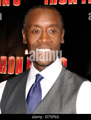 29. April 2013. Toronto, Kanada. Schauspieler Don Cheadle besucht der Toronto Premiere von IRON MAN 3 im Teatro Cineplex Odeon Yonge & Dundas. Don spielt den Charakter Colonel James Rhodes (Rhodey), der Verbindung von Stark Industries und der US Air Force im Film.  (EXI/N8N) Stockfoto