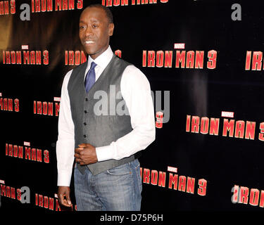 29. April 2013. Toronto, Kanada. Schauspieler Don Cheadle besucht der Toronto Premiere von IRON MAN 3 im Teatro Cineplex Odeon Yonge & Dundas. Don spielt den Charakter Colonel James Rhodes (Rhodey), der Verbindung von Stark Industries und der US Air Force im Film.  (EXI/N8N) Stockfoto