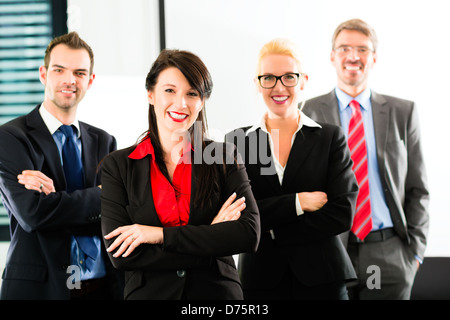 Business - Gruppe der erfolgreiche und selbstbewusste Unternehmer als Team und zeigen Sie Stockfoto