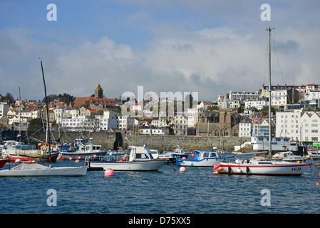 Blick auf den Hafen, Saint Peter Port, Guernsey, Vogtei Guernsey, Channel Islands Stockfoto