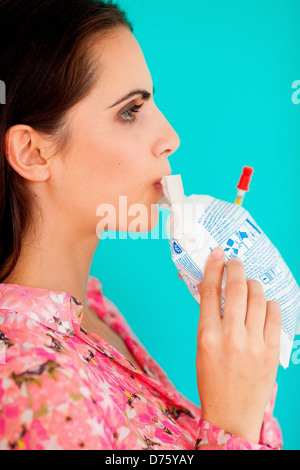 Frau mit einem Breathalizer. Stockfoto