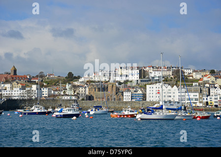 Blick auf den Hafen, Saint Peter Port, Guernsey, Vogtei Guernsey, Channel Islands Stockfoto