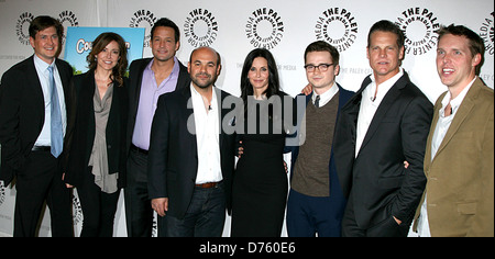 Bill Lawrence, Christa Miller, Josh Hopkins, Ian Gomez, Courtney Cox, Dan Byrd, Brian Van Holt und Kevin Biegel besuchen eine Stockfoto