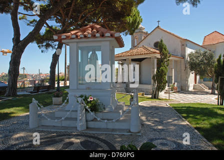 Die Capela Nossa Senhora do Monte in Lissabon auf einem der sieben Hügel, Monte Sao Gens, mit Blick auf die Stadt. Stockfoto