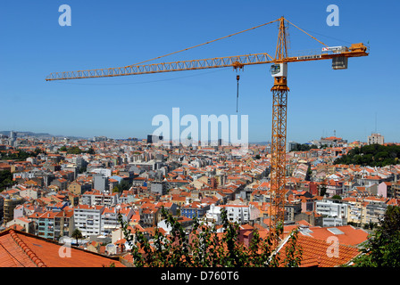 Ein Kran hoch über den Dächern von Lissabon Portugal aus dem Miradouro da Senhora do Monte Stockfoto