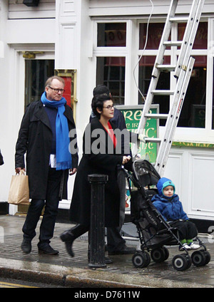 Schwedische Schauspieler Stellan Skarsgard und Frau Megan Everett gesehen unterwegs in Dublin mit ihrem Sohn Dublin, Irland - 04.02.12 Stockfoto