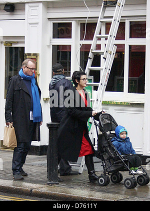 Schwedische Schauspieler Stellan Skarsgard und Frau Megan Everett gesehen unterwegs in Dublin mit ihrem Sohn Dublin, Irland - 04.02.12 Stockfoto