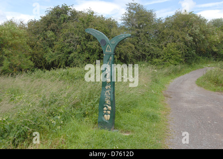 Ein Gusseisen-Meilenstein markiert einen Eingang auf dem Radweg entlang der stillgelegten Bahnstrecke von Chippenham, Calne in England. Stockfoto