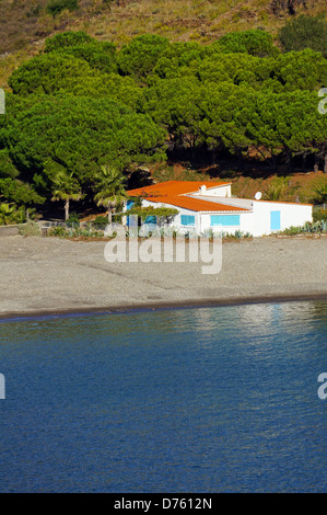 Typische Waterfront mediterranes Haus mit dem Meer im Vordergrund, Bucht von Peyrefite, Vermilion Küste, Roussillon, Frankreich Stockfoto