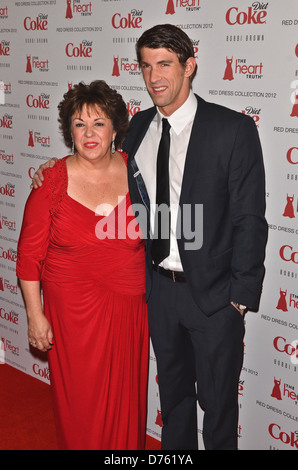 Debbie Phelps, Michael Phelps die Herzen Wahrheit rotes Kleid Herbstkollektion 2012 - roten Teppich New York City, USA - 08.02.12 Stockfoto