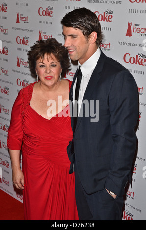 Debbie Phelps, Michael Phelps die Herzen Wahrheit rotes Kleid Herbstkollektion 2012 - roten Teppich New York City, USA - 08.02.12 Stockfoto